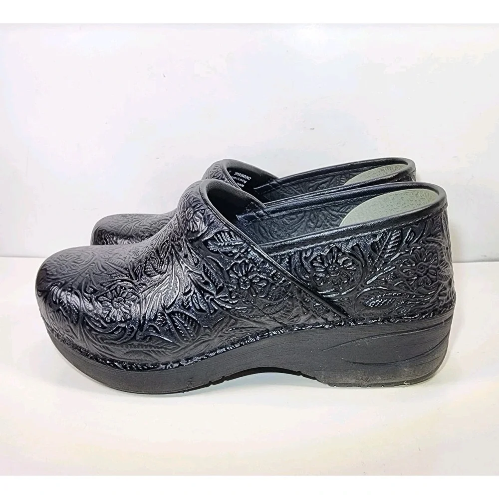 Dansko XP 2.0 Etched Leather Clog Womens EUR 37 US 6.5-7 Black Floral EUC - Picture 4 of 12